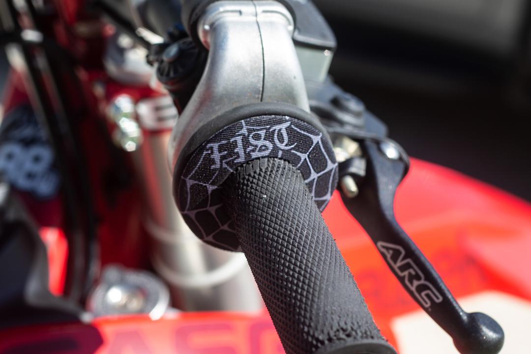Fist Cobweb Grip Donut